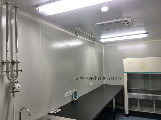 建造和使用潔凈室能有效減少室內(nèi)誘入、產(chǎn)生及滯留粒子。