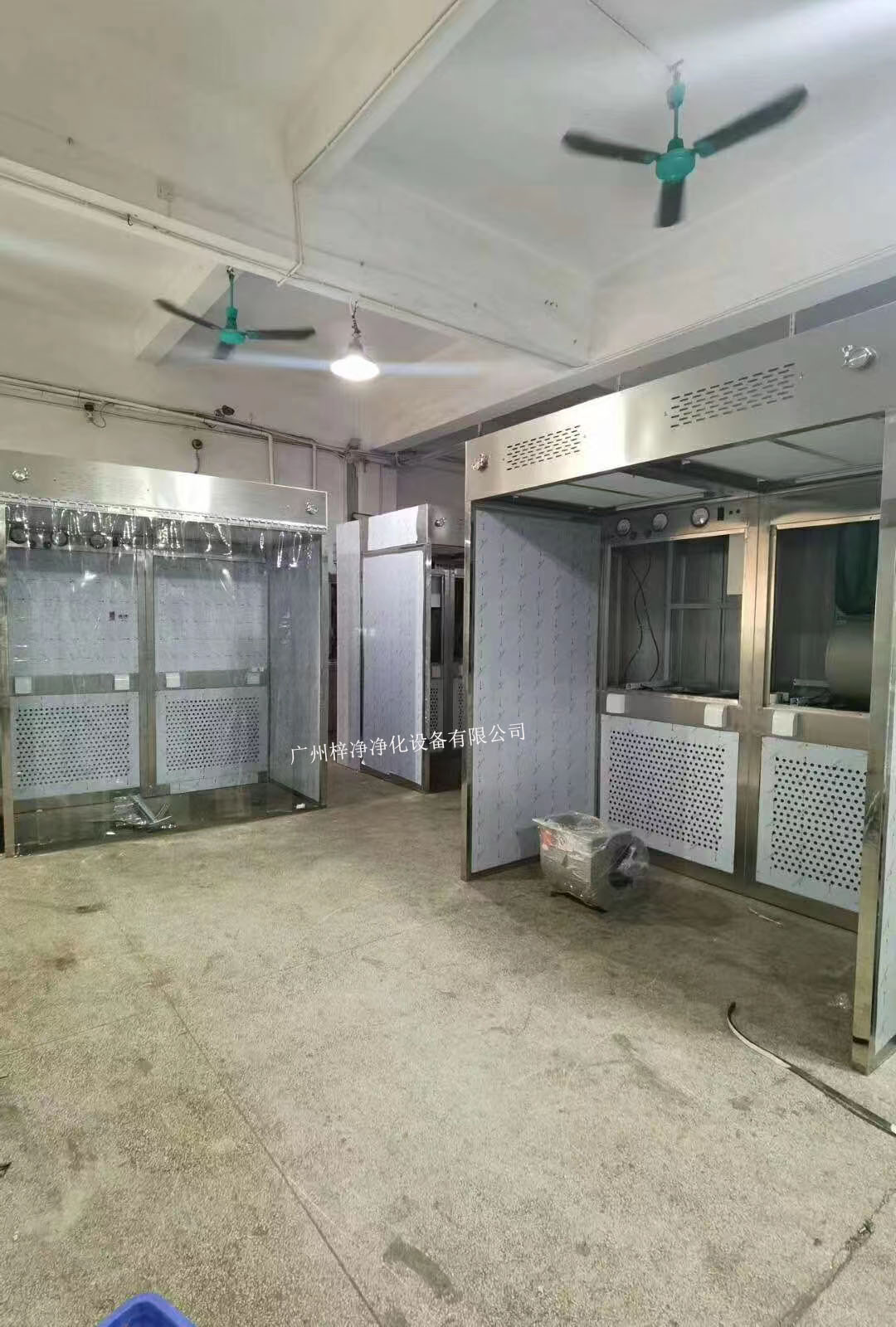 負(fù)壓稱量室設(shè)備由工作區(qū)、回風(fēng)箱體、風(fēng)機(jī)箱體、出風(fēng)箱體及外箱體幾大部分拼裝而成。